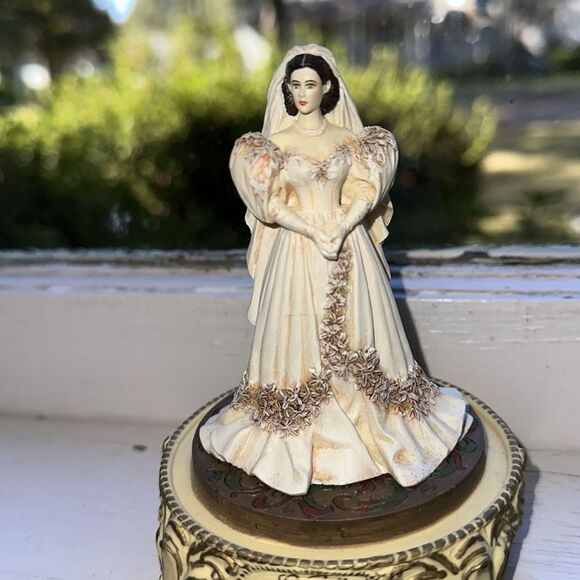 Vintage 1993 Franklin Mint Scarlett’s Betrothal figurine under glass dome - Picture 3 of 6